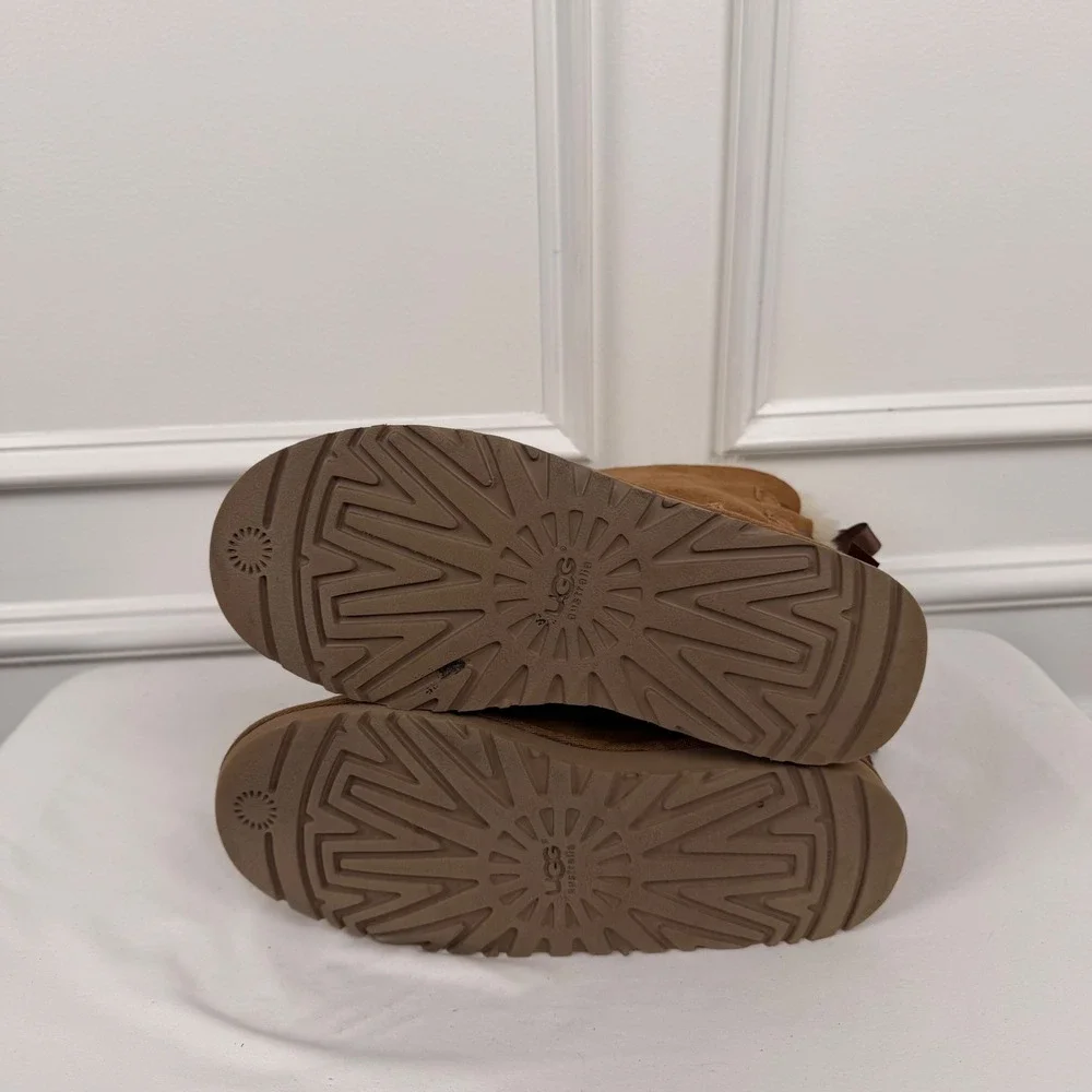UGG Australia Bailey Bow II Chestnut Suede Sheepskin Boots 3280‎ Mens 6 Womens 8